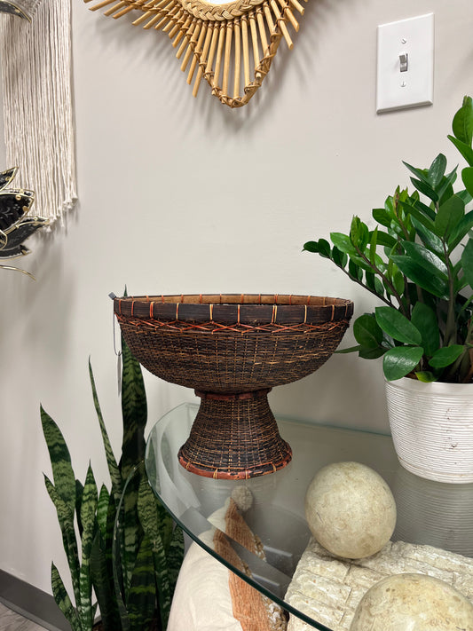 Wicker bowl with stand